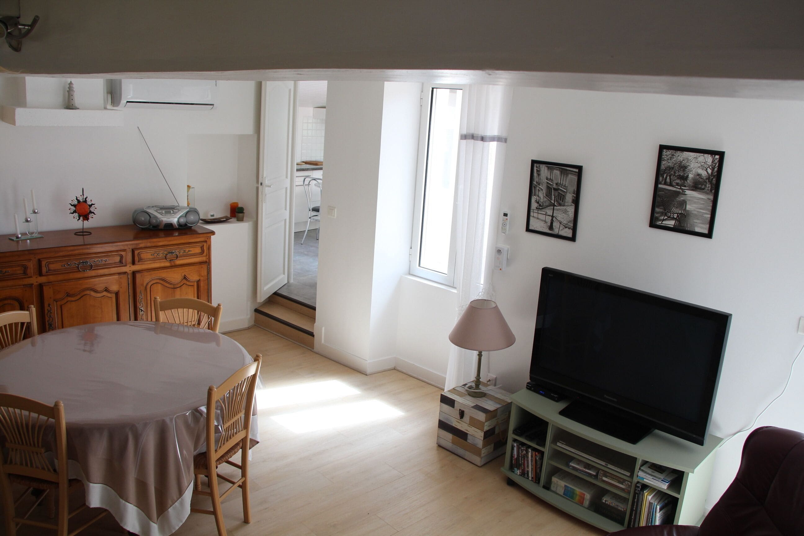 TV, DVD player, livros, videoteca