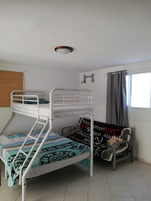 1 soverom, skrivebord, wi-fi (inkludert) og sengetøy