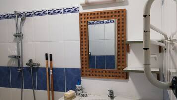 Dusche, HandtĂŒcher, Toilettenpapier