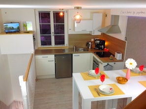 Fridge, microwave, oven, stovetop - Triplex, Beautiful apartment of 50 sqm on 3 levels, up to 4 people (Caen)