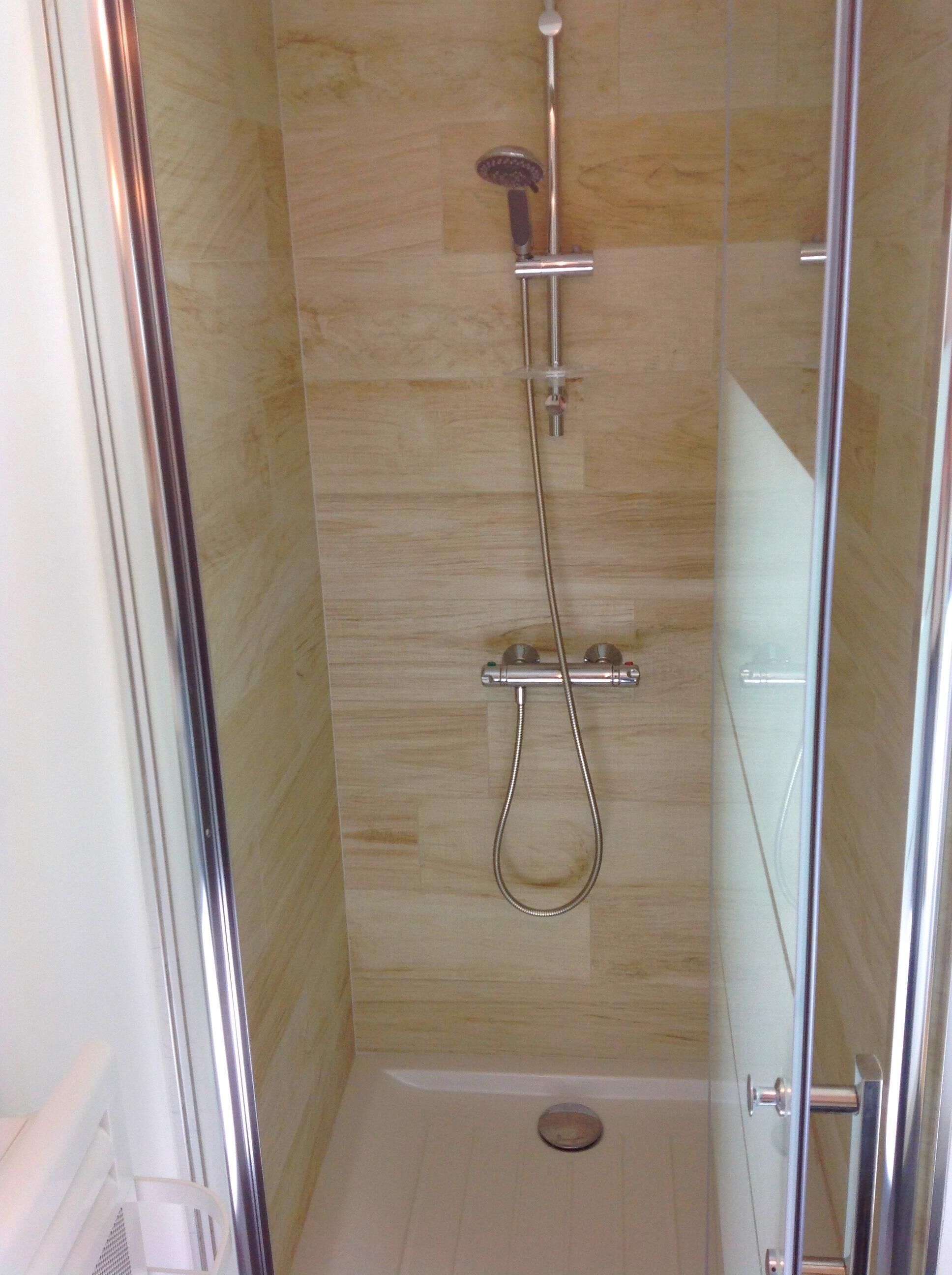Douche, sèche-cheveux, serviettes fournies