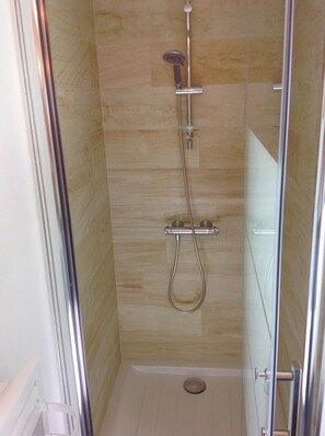 Dusche, Haartrockner, Handtücher