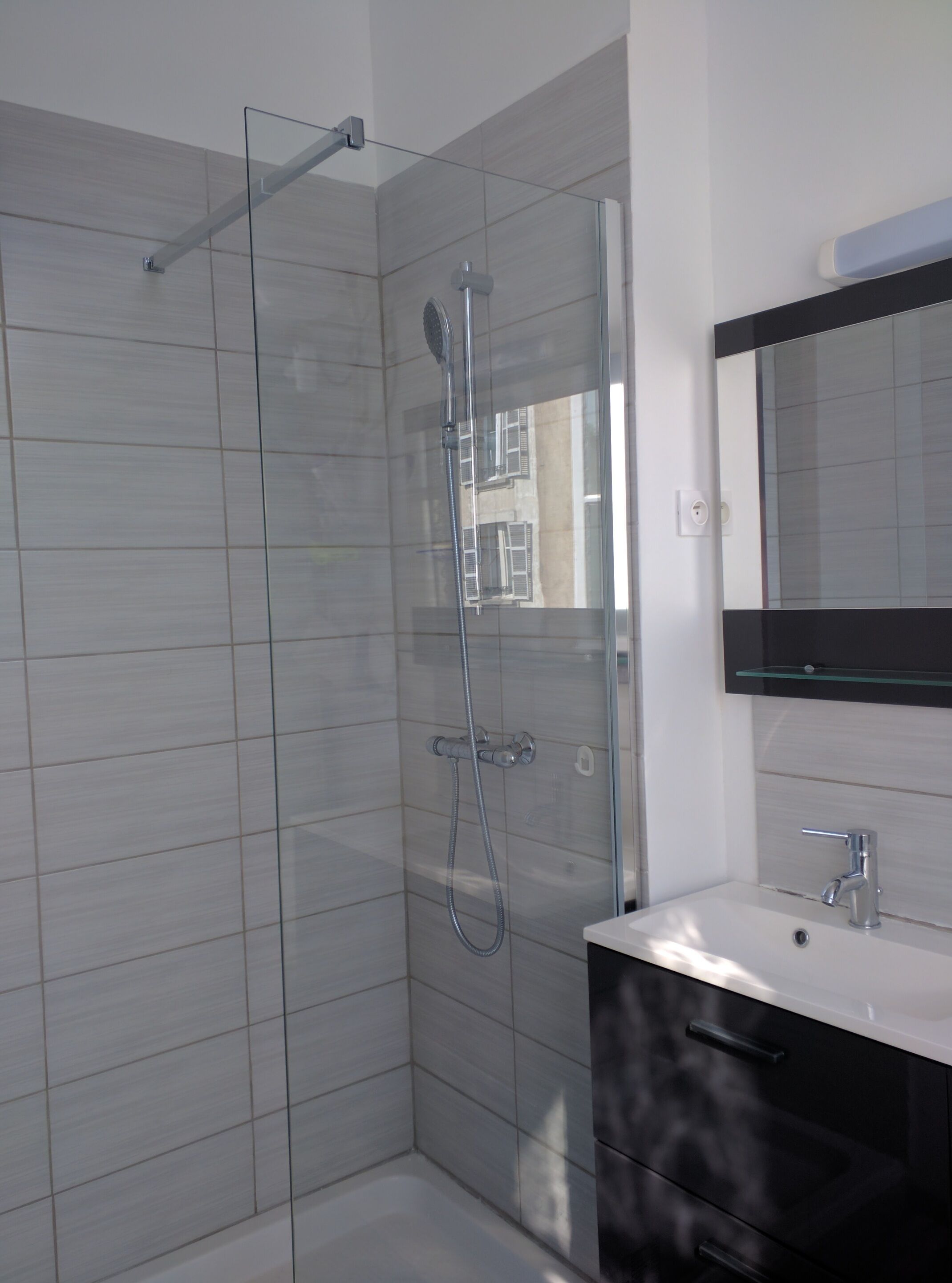 Een douche, een haardroger, handdoeken, zeep