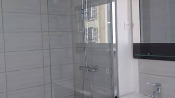 Een douche, een haardroger, handdoeken, zeep