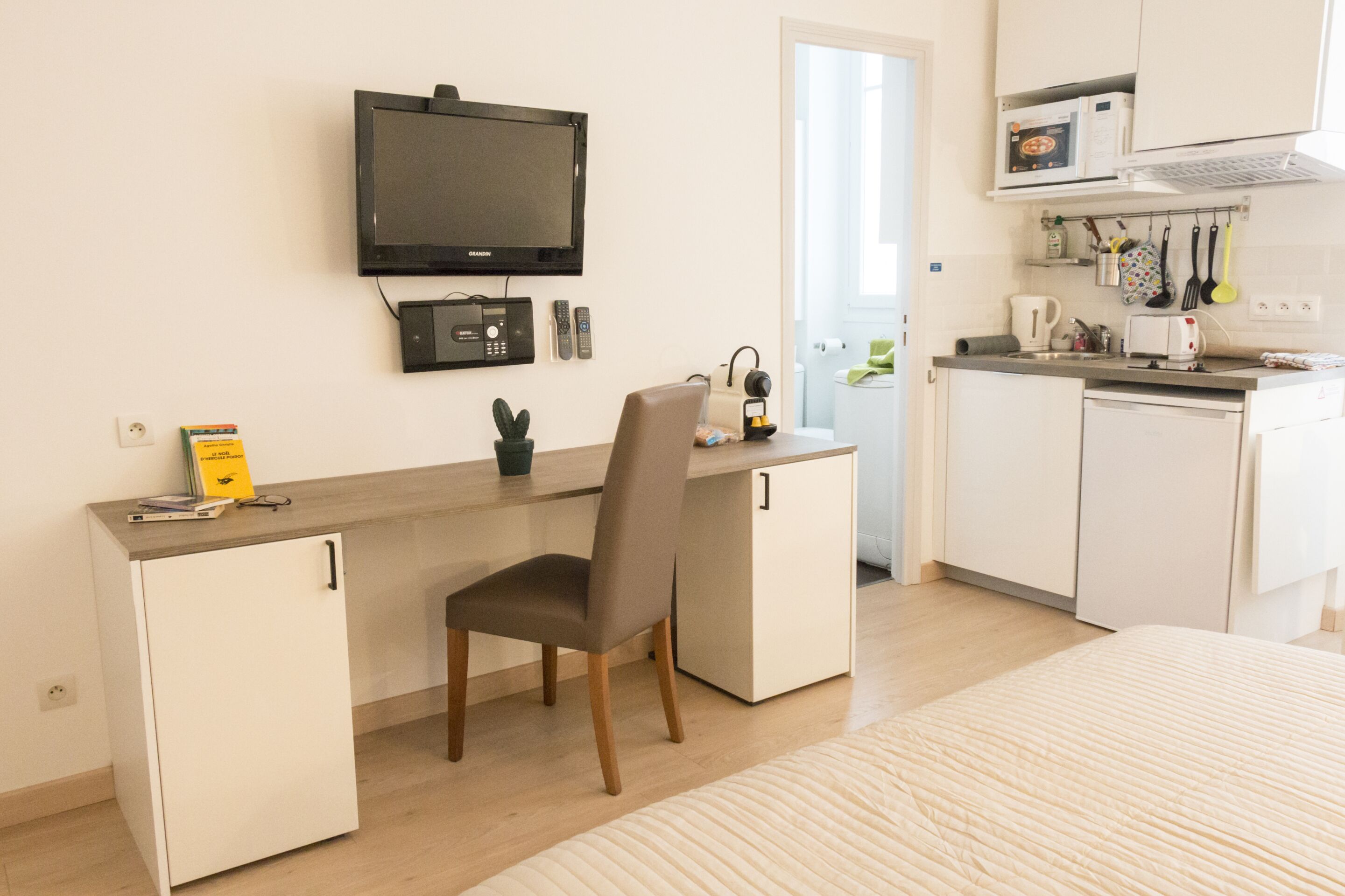 1 bedroom, desk, iron/ironing board, WiFi (free)