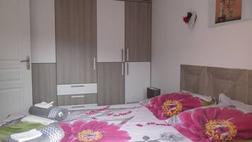 1 habitación, tabla de planchar con plancha, wifi y ropa de cama