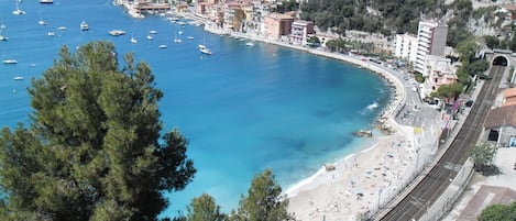 Una spiaggia nelle vicinanze, lettini da mare