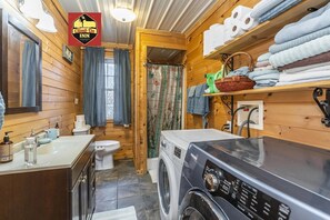 Douche, sèche-cheveux, bidet, serviettes fournies