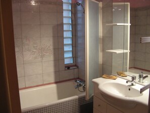 Tina, secadora de cabello, toallas, jabón 