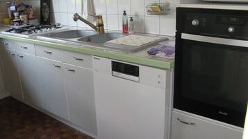 Een koelkast, een microgolfoven, een oven, een kookplaat