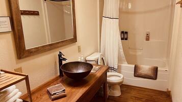 Combined shower/tub, hair dryer, towels