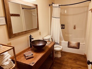 Combined shower/tub, hair dryer, towels - Great Shawnee Wine Trail Cabin in Relaxing Setting (Alto Pass)