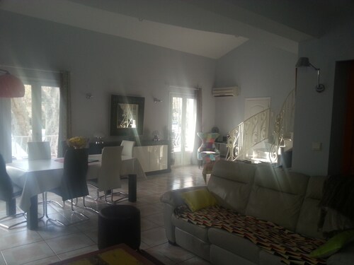large room for rent with terrace and garage, downtown Perpignan