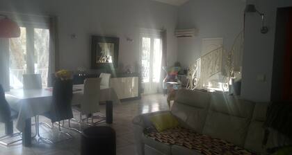 large room for rent with terrace and garage, downtown Perpignan