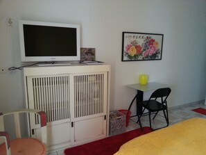 1 bedroom, WiFi, bed sheets - large room for rent with terrace and garage, downtown Perpignan (Perpignan)