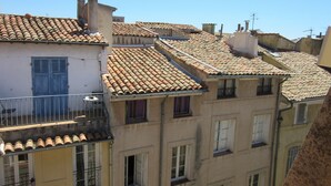 A row of buildings with terracotta tiled roofs and multiple windows. - conditioning housing and equipped view roofs central, separate bedroom (Aix-en-Provence)