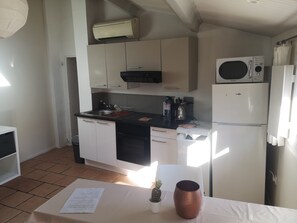 Refrigerador, microondas, horno, placa de cocina