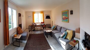 Télévision, cheminée, lecteur de DVD, table de tennis de table