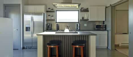 Coffee/tea maker, fridge, microwave, oven