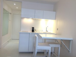 Kühlschrank, Mikrowelle, Herdplatte, Wasserkocher mit Kaffee-/Teezubehör