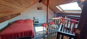 3 habitaciones y tabla de planchar con plancha 