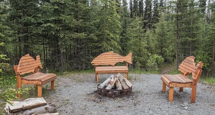 ¡Refugio tranquilo de 2 dormitorios y 1 baño cerca de la ciudad con vistas al bosque!
