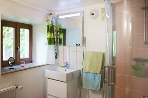 Douche, articles de toilette écologiques, séchoir à cheveux