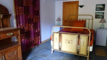 1 dormitori, planxa i posts de planxar i un bressol de viatge