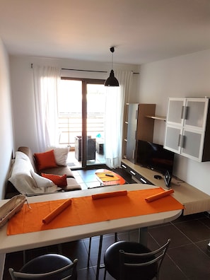 Fernseher, DVD-Player, Stereoanlage