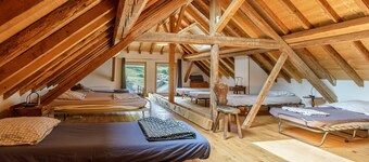House in Annecy, between Lake and Mountains, 350m2, 16-18 beds