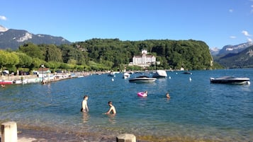 Plage à proximité, chaises longues