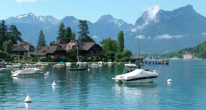 House in Annecy, between Lake and Mountains, 350m2, 16-18 beds