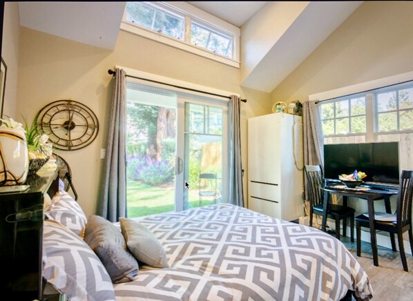 Bureau, fer et planche Ă repasser, Wi-Fi gratuit, draps fournis