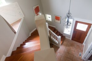 Interior - Everyone Welcome, Cozy retreat walking distance to  Butchart Gardens. (Brentwood Bay)