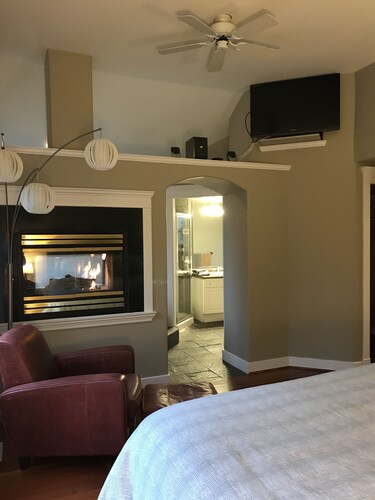 Everyone Welcome, Cozy retreat walking distance to  Butchart Gardens.