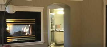 Everyone Welcome, Cozy retreat walking distance to  Butchart Gardens.