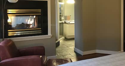 Everyone Welcome, Cozy retreat walking distance to Butchart Gardens.