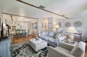 TV, DVD player - St Augustine Anastasia House close to Downtown & Beaches, King beds in each room (St Augustine)