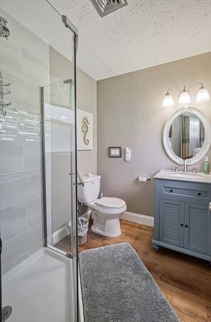 Douche, séchoir à cheveux, serviettes fournies, shampooing