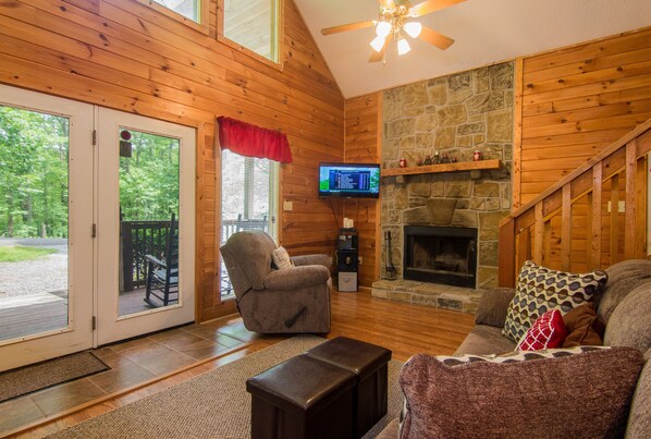 Smart-tv, eldstad och dvd-spelare