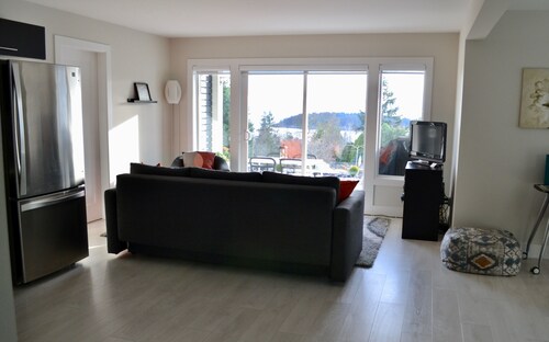 Oceanview Escape in West Sechelt | Walk to Beach, Modern & Spacious