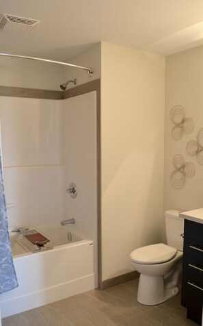 Duschwanne, Haartrockner, Handtücher, Seife