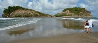 1- Authentic T2 & Large garden near the beach