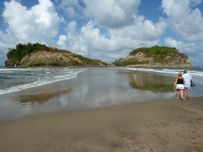 1- Authentic T2 & Large garden near the beach