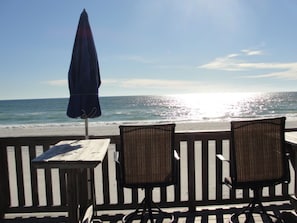 På stranden och solstolar