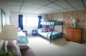 2 habitaciones, tabla de planchar con plancha y cuna de viaje