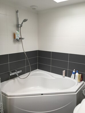 Baignoire, sèche-cheveux, serviettes fournies
