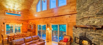 Smoky Mountain Dreams Luxury Log Cabin -mountains, creek, trail & playground.