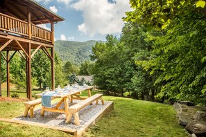 Outdoor dining - Smoky Mountain Dreams Luxury Log Cabin -mountains, creek, trail & playground. (Waynesville)