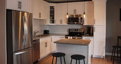 Stylish Mountain View - Cozy Canadiana Pet Friendly